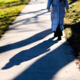 Eine 18-jährige Auszubildende wurde Opfer eines bewaffneten Tankstellenräubers. Vor Gericht sprach die junge Frau über den beschwerlichen Weg zurück an den Arbeitsplatz (Symbolbild). Foto: Julian Stratenschulte/dpa +++ dpa-Bildfunk +++