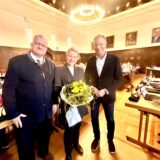 Silke Ehrbar-Wulfen mit Ekkehard Grunwald und Bürgermeister Christoph Tesche im Ratssaal.