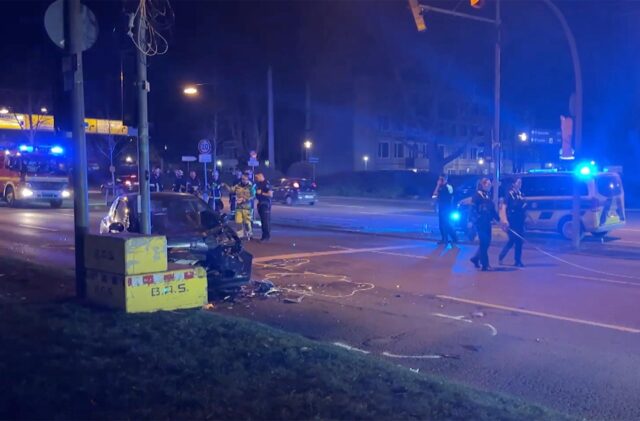 Das zerstörte Pizza-Taxi steht nach dem Unfall auf dem Wall in Dortmund.