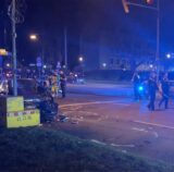 Das zerstörte Pizza-Taxi steht nach dem Unfall auf dem Wall in Dortmund.