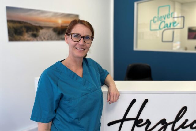 Jennifer Abel lehnt an dem Tresen in ihrer Praxis.