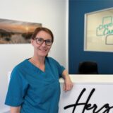 Jennifer Abel lehnt an dem Tresen in ihrer Praxis.