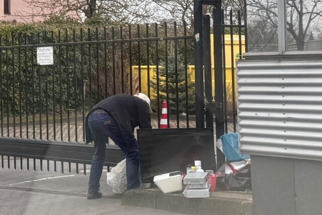 Mann lädt Müll illegal vorm Recyclinghof Aplerbeck ab.