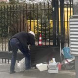 Mann lädt Müll illegal vorm Recyclinghof Aplerbeck ab.