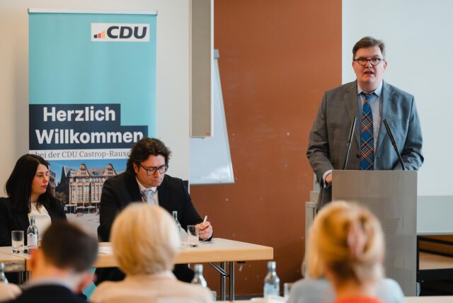 Stadtverbands-Chef Carsten Papp steht beim Parteitag am Rednerpult.