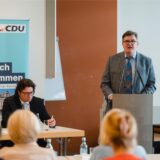 Stadtverbands-Chef Carsten Papp steht beim Parteitag am Rednerpult.