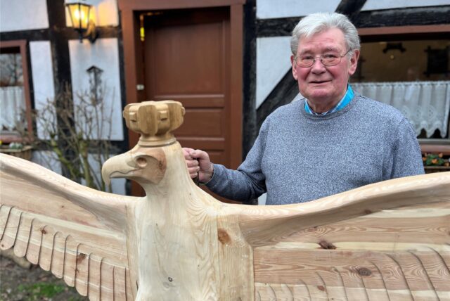 Hubert Brüggemann präsentiert den Vogel aus Holz.