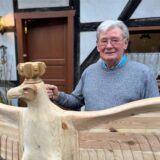 Hubert Brüggemann präsentiert den Vogel aus Holz.