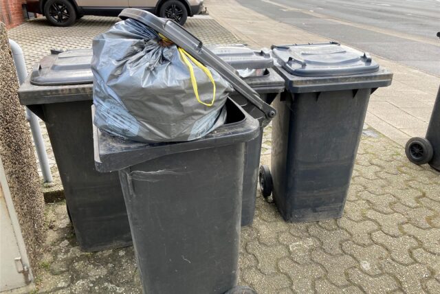 An der Westerholter Straße in Herten-Langenbochum stehen Restmülltonnen,
