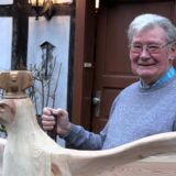 Hubert Brüggemann aus Waltrop steht vor seinem Hof und zeigt den Schützenvogel aus Holz.