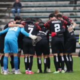 Türkspor Dortmunds Spieler schwören sich im Kreis auf das Spiel ein.
