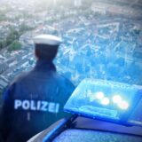 Die Montage zeigt Blaulicht und einen Polizeibeamten, der von oben auf die Stadt Dorsten blickt