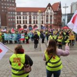 Teilnehmende einer Verdi-Demonstration in Dortmund halten Fahnen in die Höhe. Sie streikten wegen stockender Tarifverhandlungen im öffentlichen Dienst.