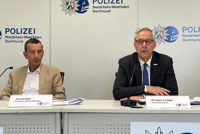 Gregor Lange, Polizeipräsident in Dortmund, und Jörg Ziegler, leitender Kriminaldirektor, bei der Pressekonferenz zur Kriminalstatistik 2024.