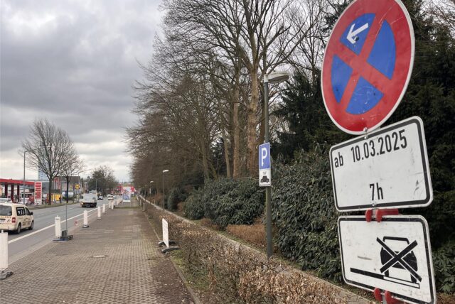 Resser Weg in Herten mit dutzenden freien Parkplätzen an der Seite.  Davor ein Halteverbotsschild.
