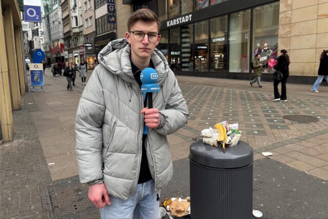 RN-Reporter Julius Obhues vor einem überfüllten Mülleimer auf dem Westenhellweg