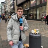 RN-Reporter Julius Obhues vor einem überfüllten Mülleimer auf dem Westenhellweg