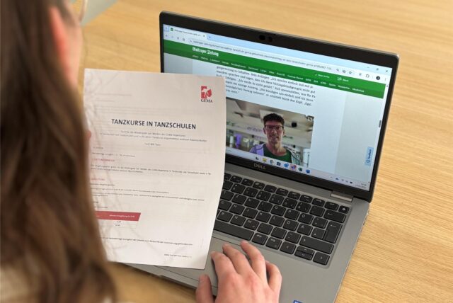 Frau sitzt an Laptop und liest Artikel über Patrick Pompös und schaut auf Tarif für tanzschulen