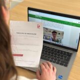Frau sitzt an Laptop und liest Artikel über Patrick Pompös und schaut auf Tarif für tanzschulen