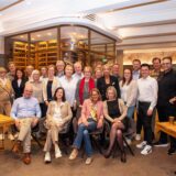 Gruppenfoto von Leserinnen und Lesern der Halterner Zeitung mit Sternekoch Daniel Georgiev in den Ratsstuben
