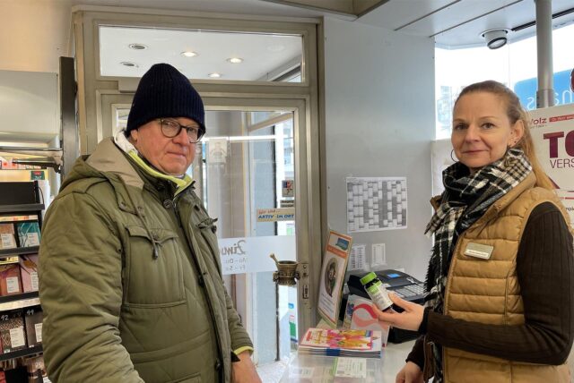 Henrike Stahlschmidt steht mit einem Kunden im Kassenbereich der Drogerie Zimmermann in Lütgendortmund.
