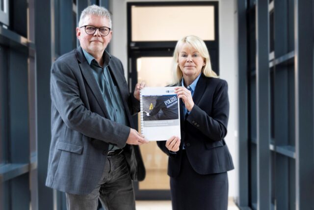 Polizeipräsidentin Friederike Zurhausen und der Leitende Kriminaldirektor Jürgen Häusler mit dem Kriminalitätsbericht 2024.