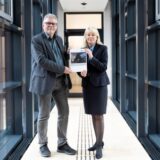 Polizeipräsidentin Friederike Zurhausen und der Leitende Kriminaldirektor Jürgen Häusler mit dem Kriminalitätsbericht 2024.