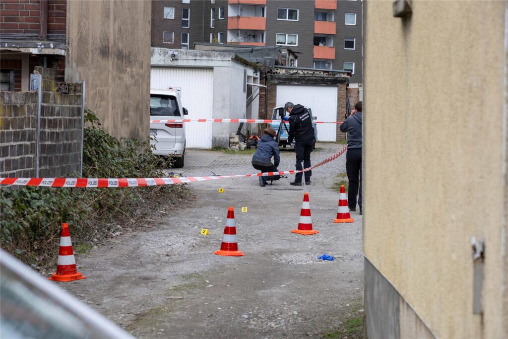 Kriminaltechniker auf einem Hinterhof in Gelsenkirchen nach einem versuchten Tötungsdelikt.