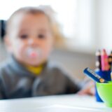 Der einjährigen Nikolas spielt am 27.01.2014 in der Kindertageseinrichtung Wasserstern in Düsseldorf (Nordrhein-Westfalen).