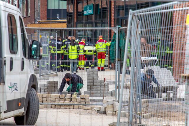 Eine Abordnung der Hertener Feuerwehr begeht die Baustelle der Hertener Höfe in Herten-Mitte.