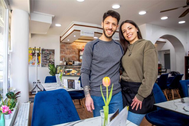 Miri Finocchiaro und Filippo Di Paola stehen in ihrem Eiscafé L’isola del Gelato in Herten-Westerholt.