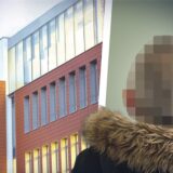Das Schufa-Gebäude von außen, rechts ist Mehmet Dogan zu sehen, der unkenntlich gemacht ist, weil er anonym bleiben will.