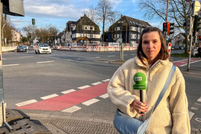RZ-Redakteurin Janine Jähnichen steht an der Großbaustelle Kreuzung Herner Straße/Blitzkuhlenstraße/Hohenhorster Weg in Recklinghausen