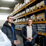 Die Chefs der Jopesch GmbH in Recklinghausen in einer ihrer Lagerhallen: Jobin Schön und Dr. Peter Schön.