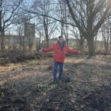 Werner Burmester, 1. Vorsitzender vom Förderverein Paschgraben, steht mit ausgebreiteten Armen dort, wo früher einmal üppige Vegetation stand. Er bemängelt, dass die Stadt Recklinghausen den Rückschnitt der Hecke nicht behutsam genug durchgeführt hat.