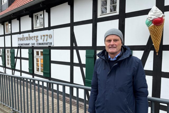 Jochen Arndt steht vor dem Restaurant Rodenberg 1770 in Dortmund-Aplerbeck.