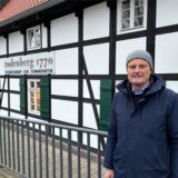 Jochen Arndt steht vor dem Restaurant Rodenberg 1770 in Dortmund-Aplerbeck.