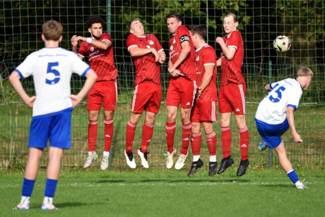 Spieler des SV RW Deuten springen in der Freistoßmauer hoch