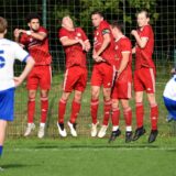 Spieler des SV RW Deuten springen in der Freistoßmauer hoch