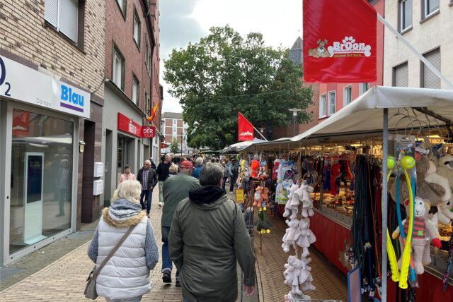 Viele Menschen waren 2024 beim Herbst- und Heimatfest in der Dorstener Innenstadt unterwegs. Viele Geschäfte hatten am finalen Sonntag geöffnet.