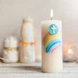 Eine brennende Kornfirmations-Kerze.