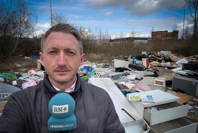 Ruhr Nachrichten-Reporter Philipp Pohl steht vor einer illegalen Müllkippe in der Dortmunder Nordstadt.