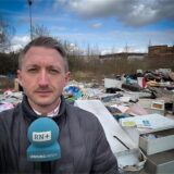 Ruhr Nachrichten-Reporter Philipp Pohl steht vor einer illegalen Müllkippe in der Dortmunder Nordstadt.