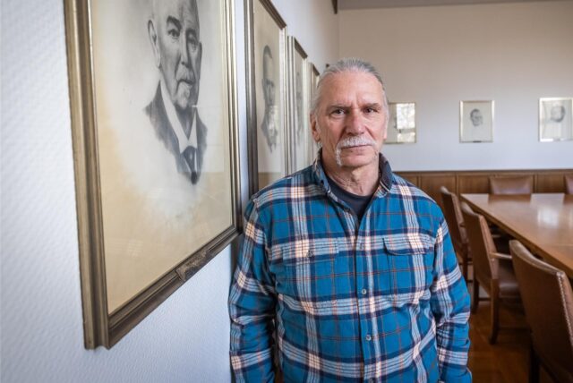 Detlef Gnatowski steht in einem historischen Raum der ehemaligen Hoesch-Hauptverwaltung auf der Westfalenhütte in Dortmund.