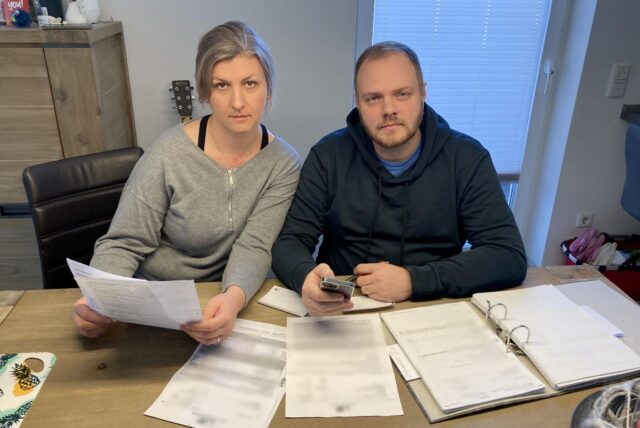 Marzena und David Pietzka sitzen mit Unterlagen an einem Tisch.