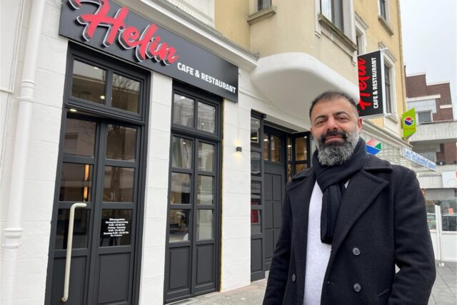 Mehmet Akpinar steht vor seinem neuen Café und Restaurant Helin in der Innenstadt.