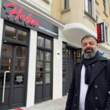 Mehmet Akpinar steht vor seinem neuen Café und Restaurant Helin in der Innenstadt.