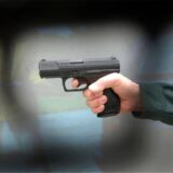 Eine Hand hält eine Schusswaffe