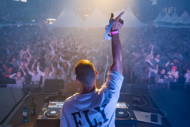 DJ Moguai bei Castrop kocht über 2024: Der Recklinghäuser Star-DJ heizt der Masse, rund 4000 Gästen auf dem Castroper Marktplatz, bei der White Night ein.