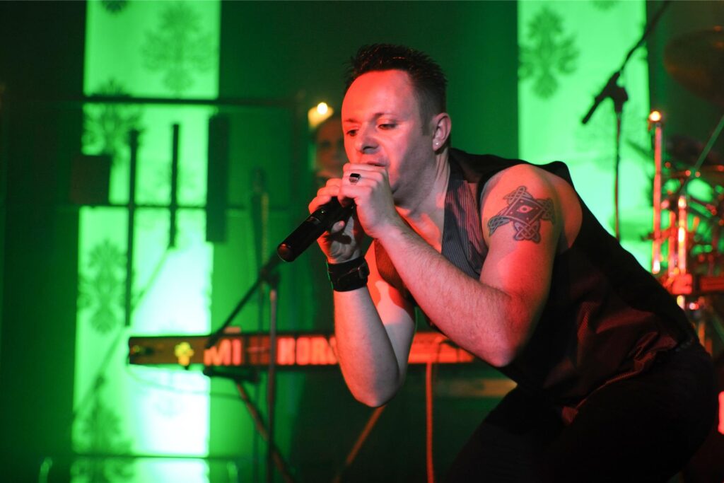 Hermann Rang, Sänger der Band Depeche Reload, auf einer Bühne. Hermann Rang, Sänger der Band Depeche Reload, auf einer Bühne.